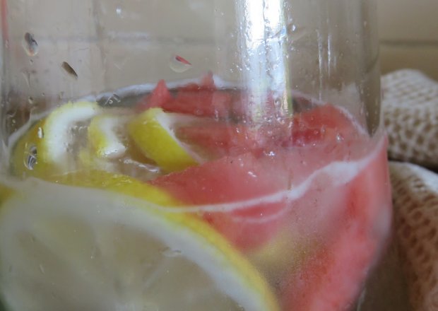 Fotografia przedstawiająca Lemoniada z dodatkiem ogórka i arbuza