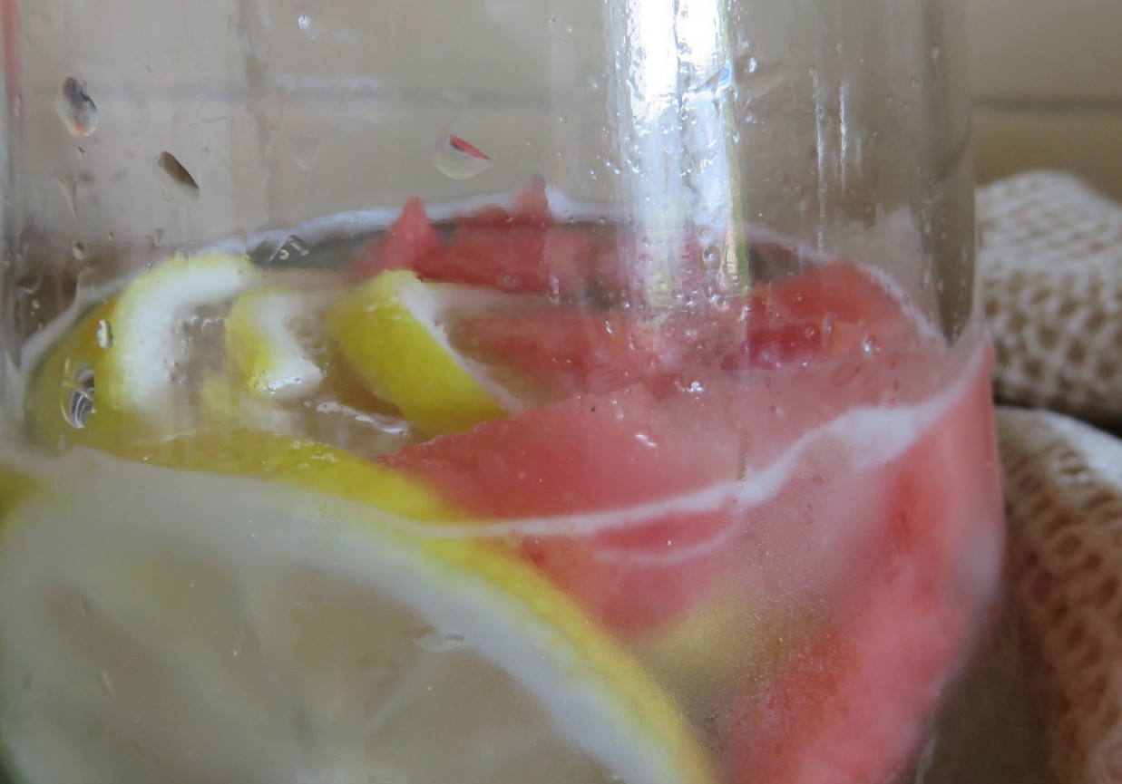 Lemoniada z dodatkiem ogórka i arbuza foto