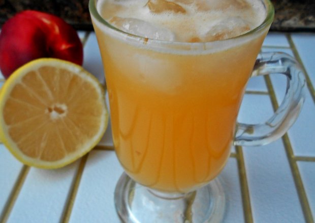 Fotografia przedstawiająca Lemoniada z nektarynką