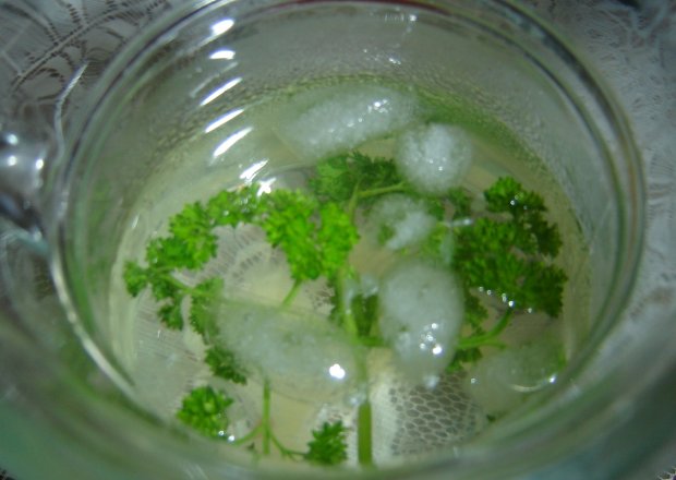 Fotografia przedstawiająca lemoniada z pietruszką