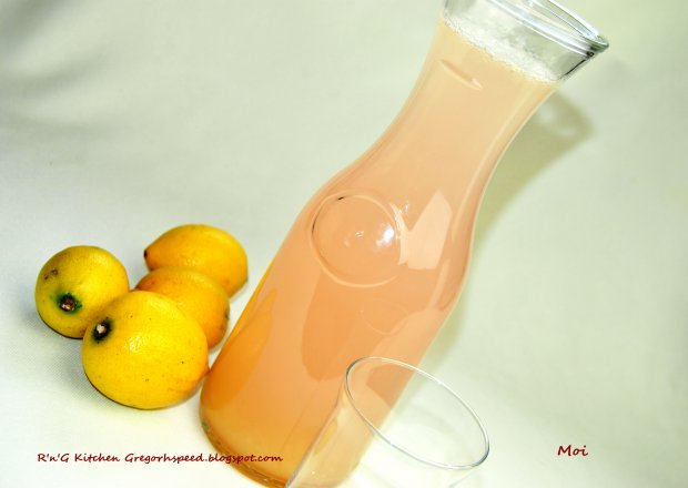 Fotografia przedstawiająca Lemoniada z rabarbaru