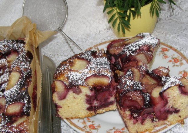 Fotografia przedstawiająca Leniwe ciasto drożdżowe z brzoskwinią i dżemem