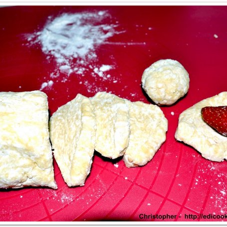 Krok 1 - "Leniwe" knedle z truskawkami i miętowym sosem. foto