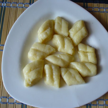 Krok 7 - Leniwe z ziemniakami  i serem foto