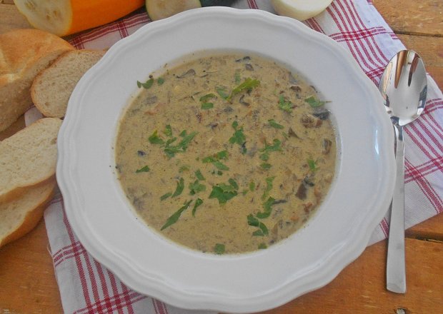 Fotografia przedstawiająca Leśna zupa cukiniowo-serowa