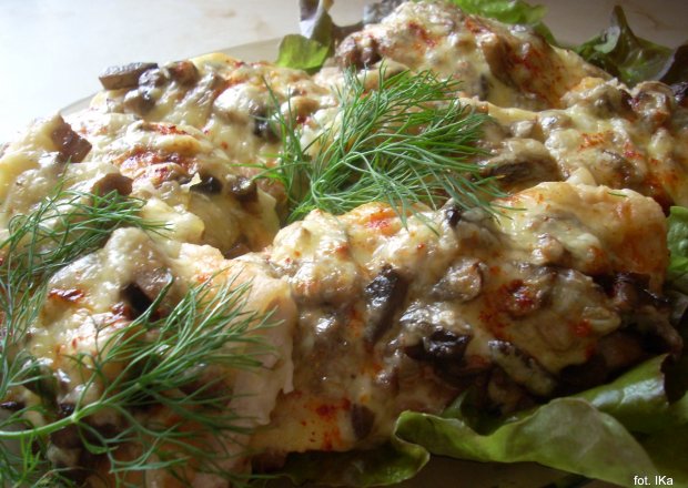Fotografia przedstawiająca Leszcz zapiekany z grzybami i serem
