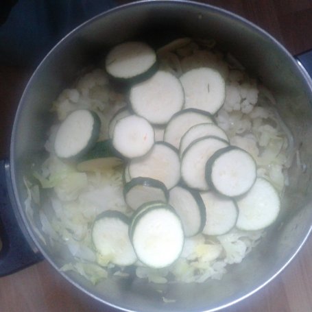 Krok 3 - Letni bigos z kalafiorem i cukinią foto