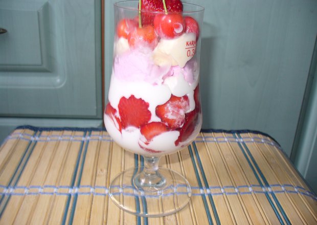 Fotografia przedstawiająca Letni deser z owocami