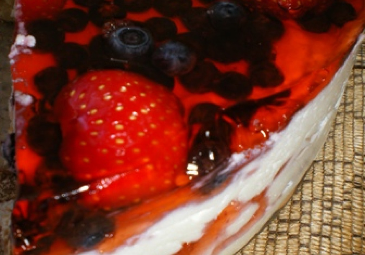 Letni sernik z jagodami i truskawkami foto