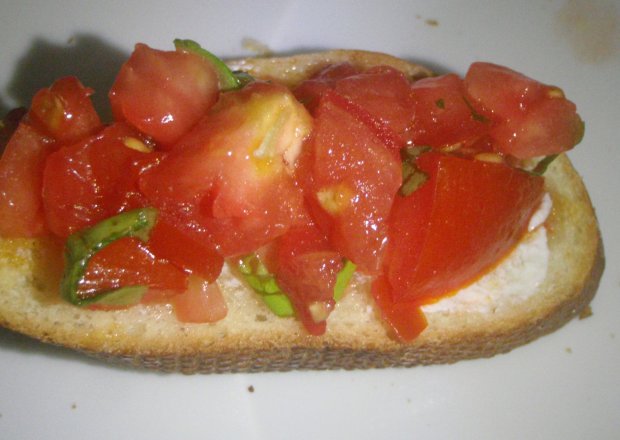 Fotografia przedstawiająca Letnia przekąska z fetą i pomidorami