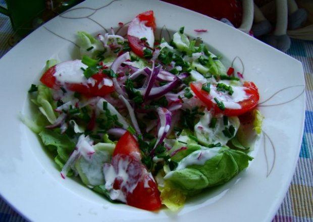 Fotografia przedstawiająca Letnia sałatka obiadowa