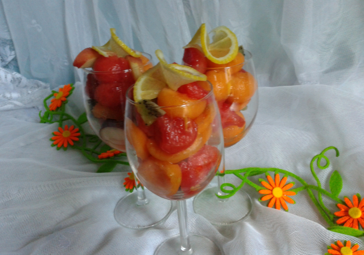 Letnia sałatka owocowa z arbuzem i melonem foto