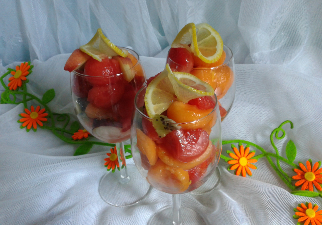 Letnia sałatka owocowa z arbuzem i melonem foto