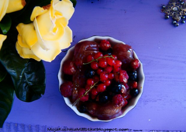 Fotografia przedstawiająca Letnia sałatka owocowa z miodem i rumem