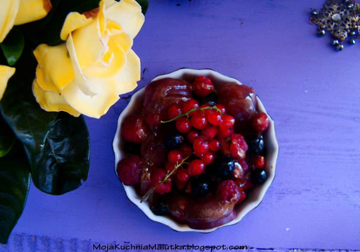 Letnia sałatka owocowa z miodem i rumem foto