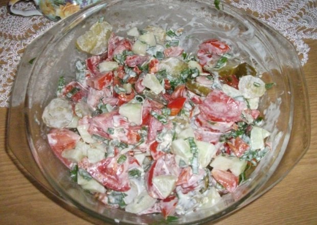 Fotografia przedstawiająca Letnia sałatka warzywna z sosem czosnkowym