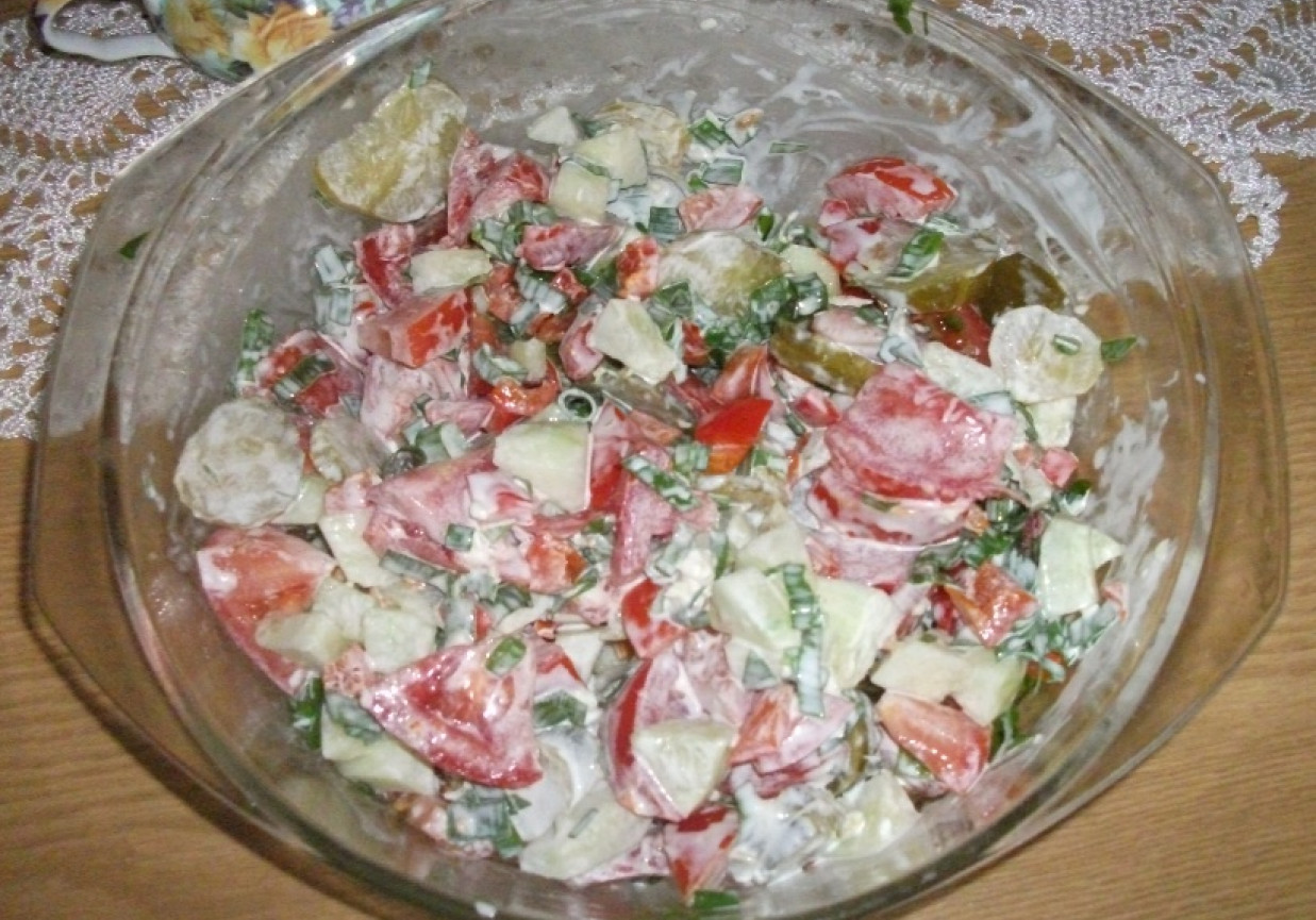 Letnia sałatka warzywna z sosem czosnkowym foto