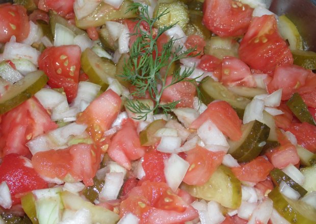 Fotografia przedstawiająca Letnia sałatka z pomidorów, cebuli i ogórków kiszonych