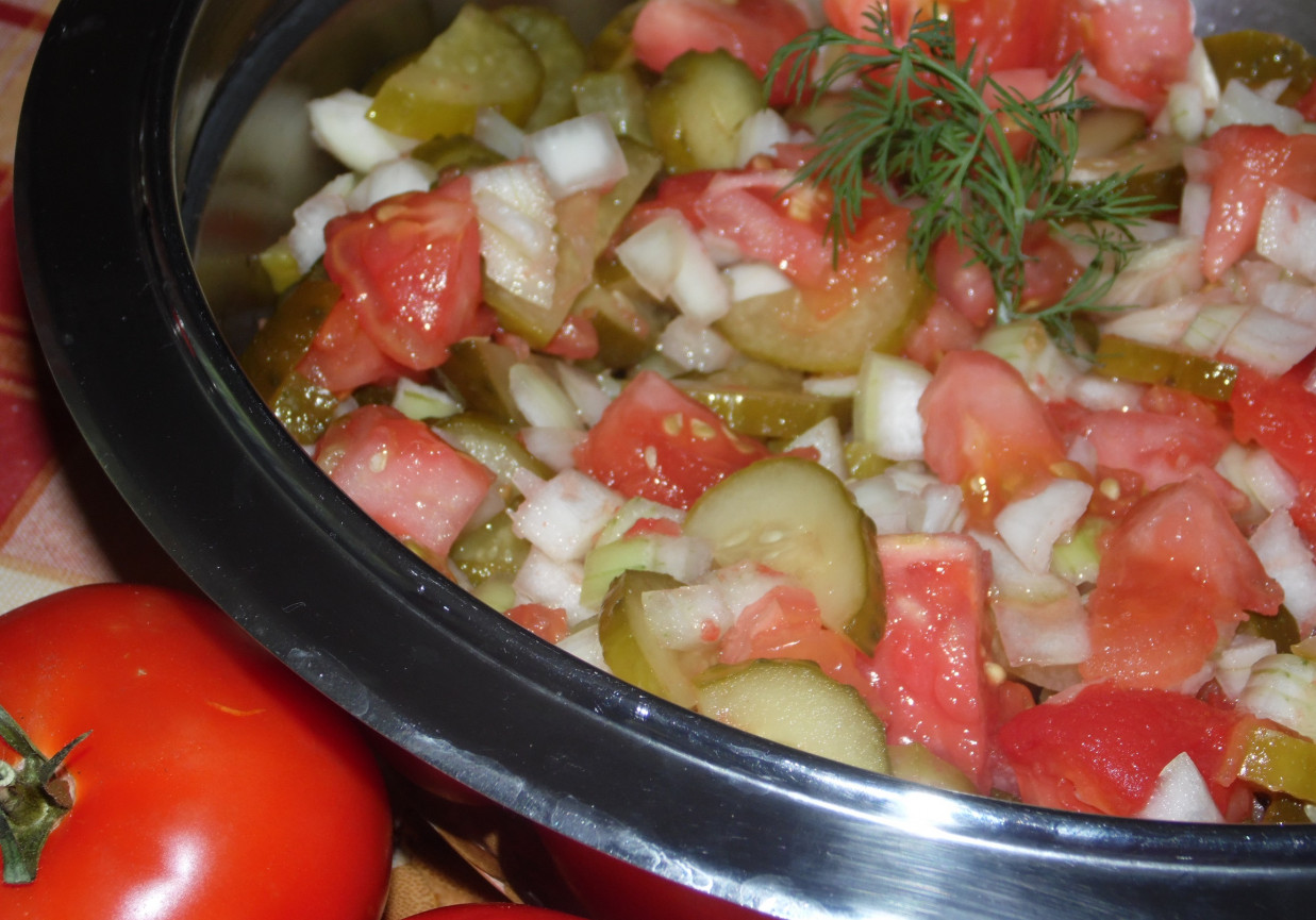 Letnia sałatka z pomidorów, cebuli i ogórków kiszonych foto