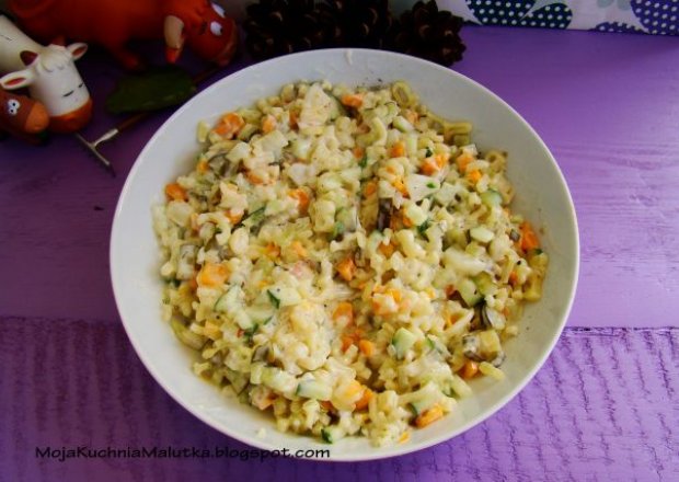 Fotografia przedstawiająca Letnia sałatka z warzyw i makaronu