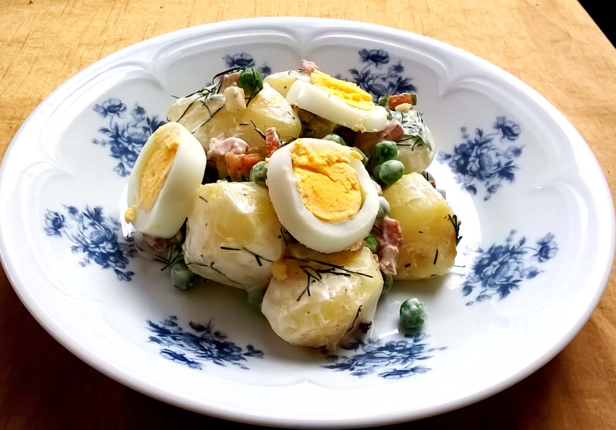 letnia sałatka ziemniaczana z groszkiem, boczkiem i jajkiem foto