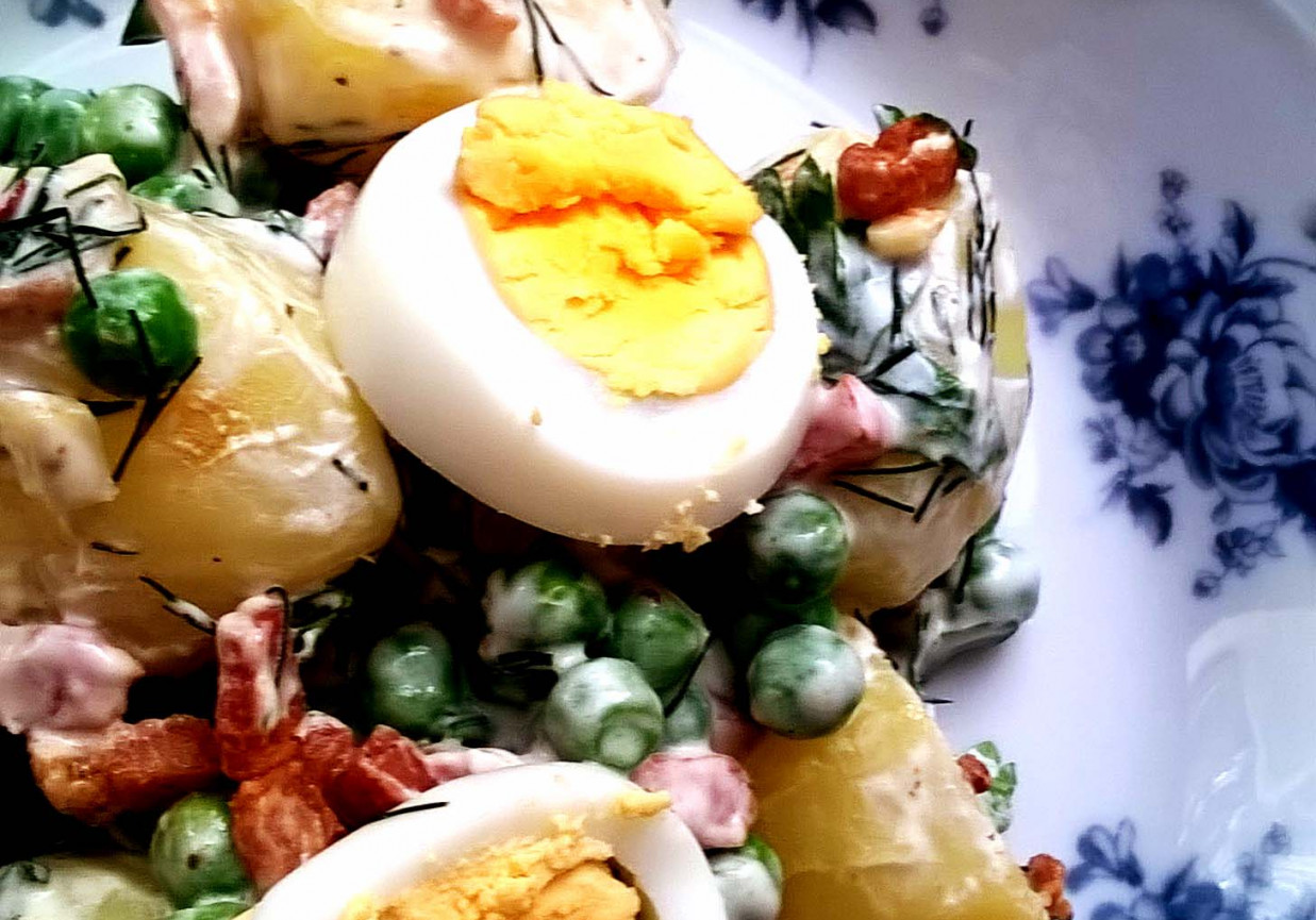 letnia sałatka ziemniaczana z groszkiem, boczkiem i jajkiem foto