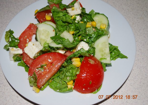 Fotografia przedstawiająca letnia salatka