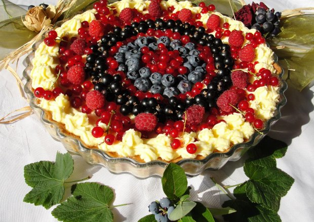 Fotografia przedstawiająca Letnia tarta z kremem budyniowym i owocami