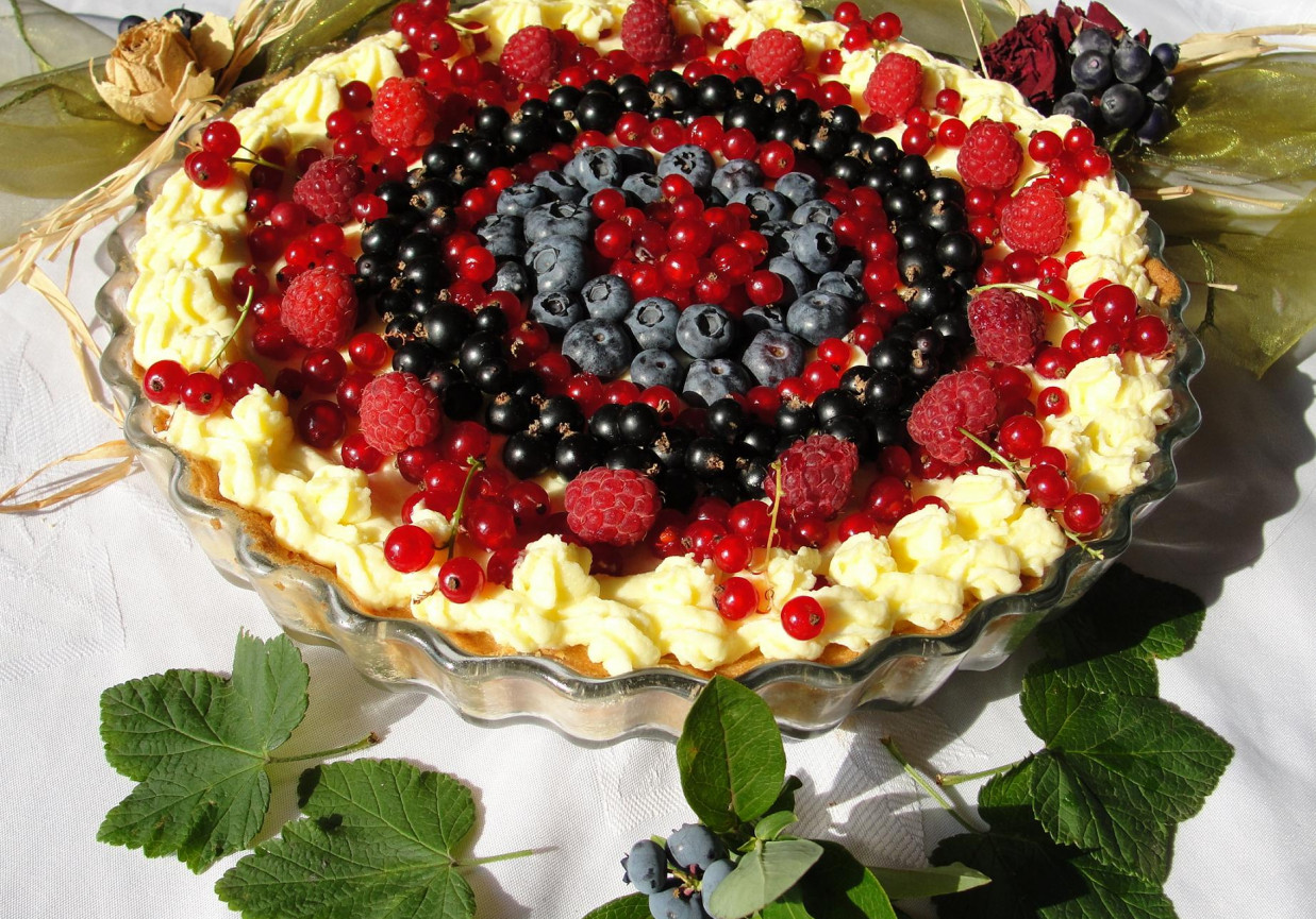 Letnia tarta z kremem budyniowym i owocami foto