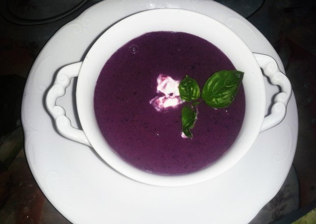Fotografia przedstawiająca Letnia zupa jagodowa
