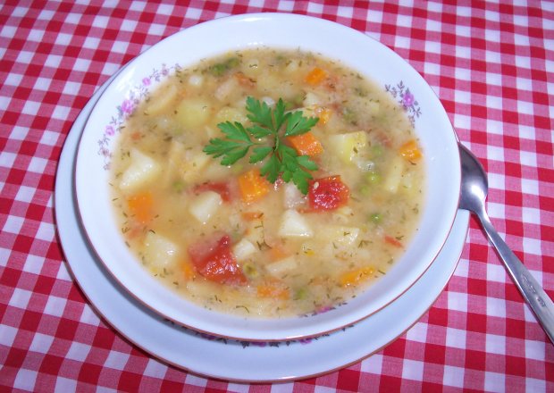 Fotografia przedstawiająca Letnia zupa jarzynowa