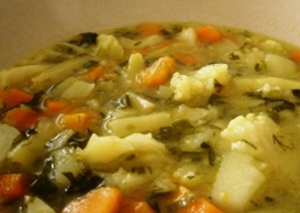 Fotografia przedstawiająca letnia zupa jarzynowa
