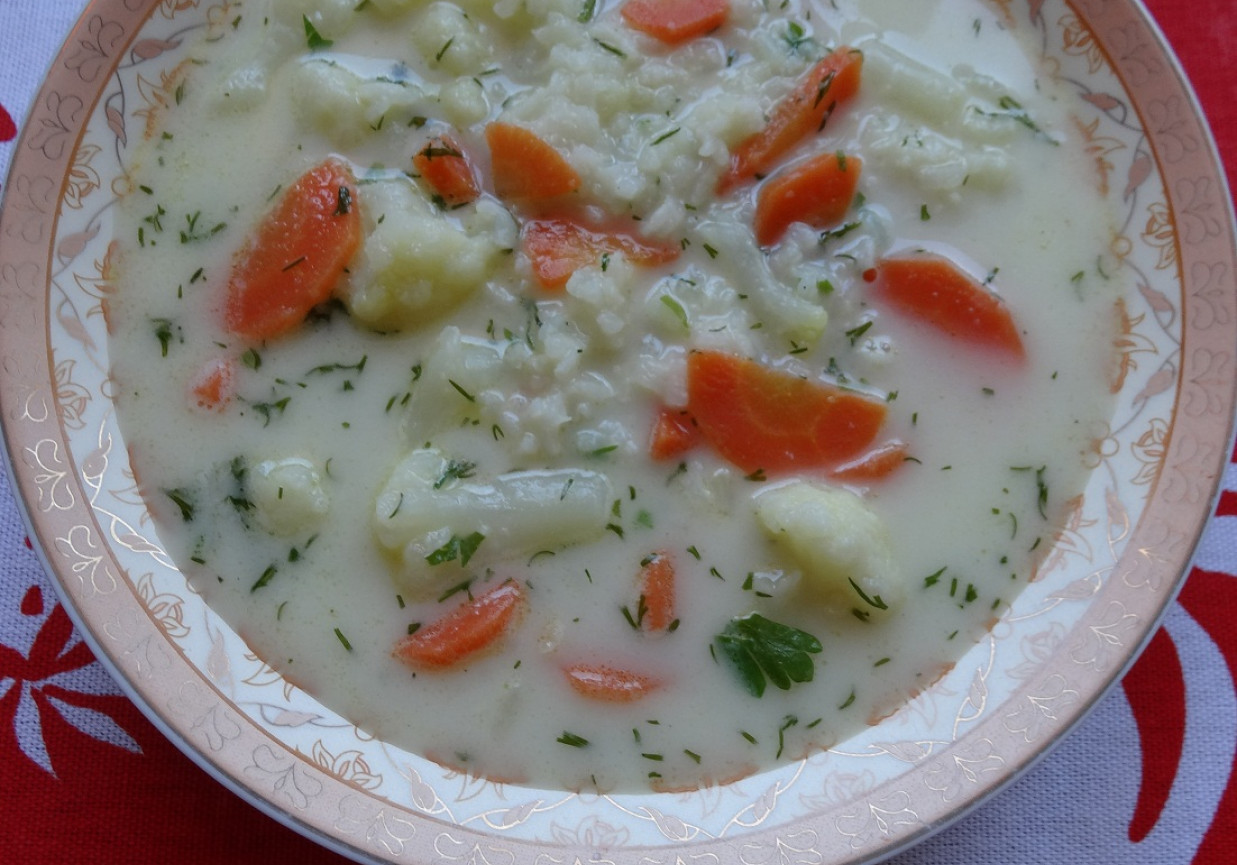 Letnia zupa kalafiorowa z ryżem jaśminowym foto