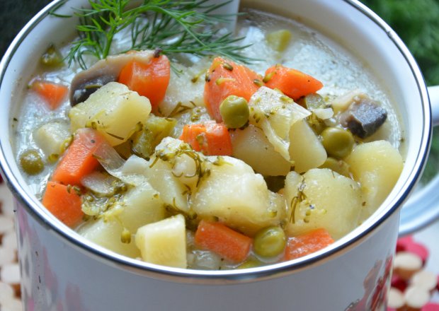 Fotografia przedstawiająca Letnia zupa warzywna