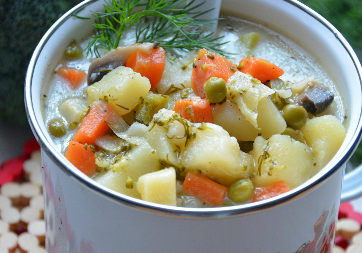 Letnia zupa warzywna foto
