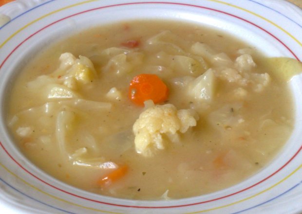 Fotografia przedstawiająca letnia zupa warzywna