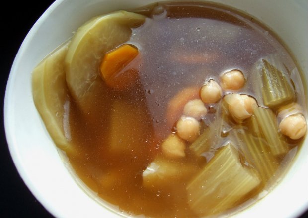Fotografia przedstawiająca Letnia zupa z bukietem warzyw