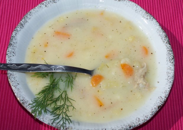 Fotografia przedstawiająca Letnia zupka, czyli z młodych warzyw z kaszą manną :)