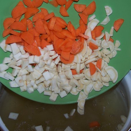 Krok 2 - Letnia zupka, czyli z młodych warzyw z kaszą manną :) foto