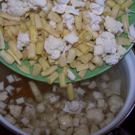 Krok 3 - Letnia zupka, czyli z młodych warzyw z kaszą manną :) foto
