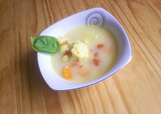 Fotografia przedstawiająca Letnia zupka kalafiorowo - pomidorowa