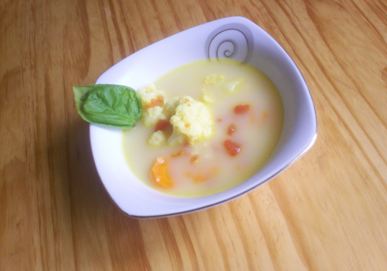 Letnia zupka kalafiorowo - pomidorowa foto