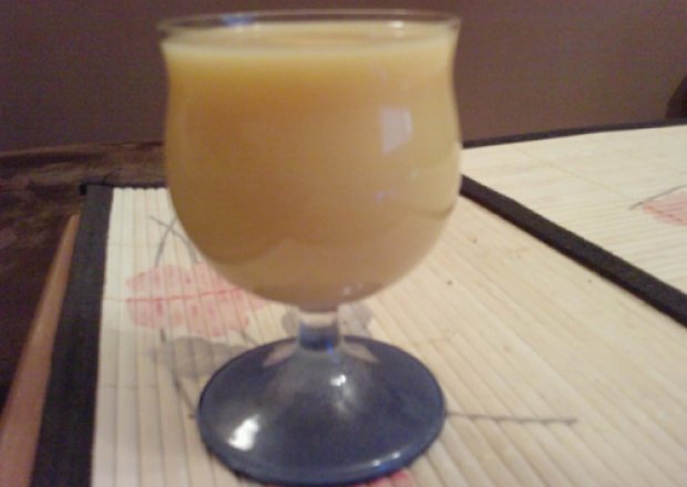 Fotografia przedstawiająca likier jajeczny na mleku