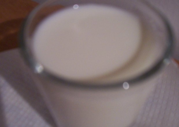 Fotografia przedstawiająca likier kokosowy z mlekiem