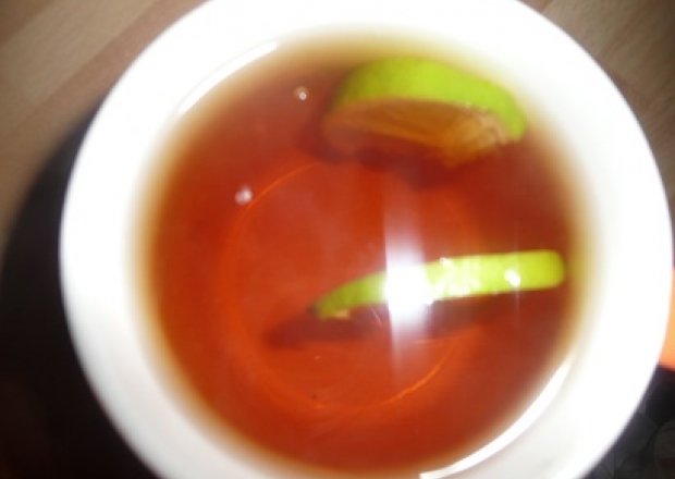 Fotografia przedstawiająca limonkowa herbata