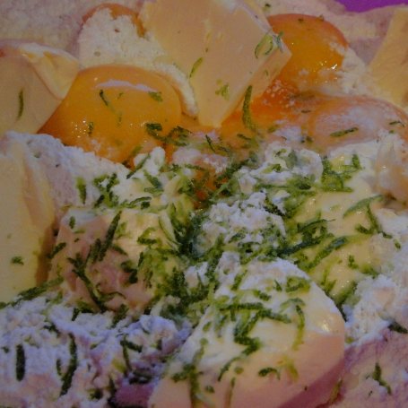 Krok 1 - Limonkowe ciasto z jagodami foto