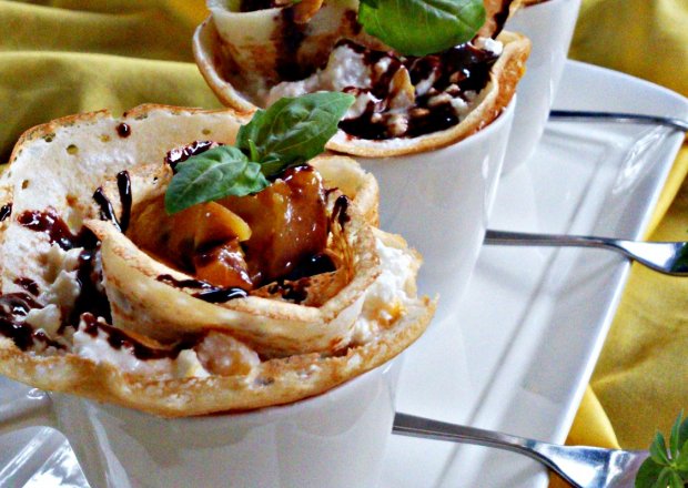 Fotografia przedstawiająca Limonkowo-miętowe naleśniki z serem i brzoskwinią Zewy
