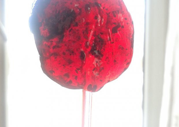 Fotografia przedstawiająca lizaki malinowo-jagodowe