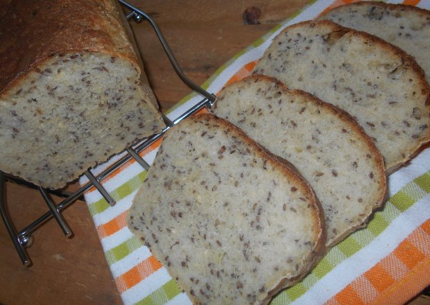 Fotografia przedstawiająca Lniany chleb cebulowy