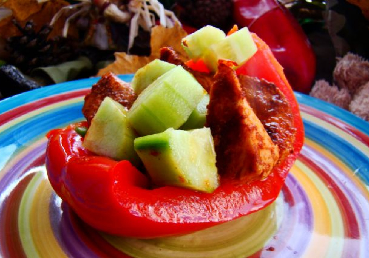 łódeczki marynowane z kurczakiem i ogórkiem foto